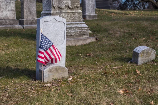 Small American flags and headstones at National cemetery. — Stock Photo, Image