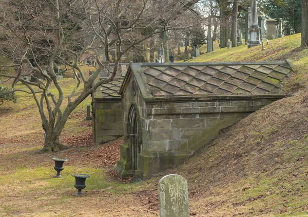 Nueva York, Nueva YorkUSA-Jan 06 2019: Vista de tumbas y esculturas en el cementerio Green-Wood en Brooklyn, Nueva York Imágenes de stock libres de derechos