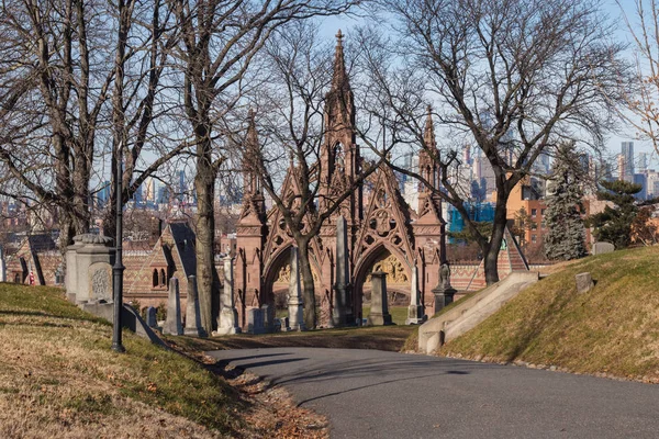 Nueva York, Nueva YorkUSA-Jan 06 2097: Vista de tumbas y esculturas en el cementerio Green-Wood en Brooklyn, Nueva York Fotos de stock
