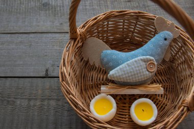 Şirin mavi tavuk yumurta Paskalya dekorasyon bascket. Paskalya kutluyor. Seçilen odak