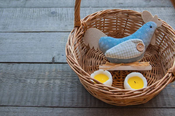 Симпатичная голубая курица на яйцах украшает корзину. Празднование востока. — стоковое фото