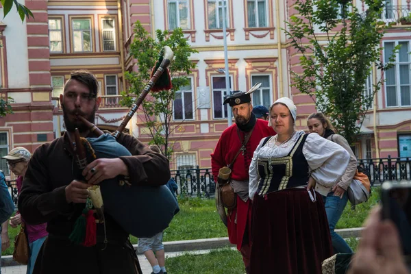 Moscú, Rusia - Junio 2019: Festival histórico Tiempos y épocas. Reconstrucción de la vida y las guerras . Imagen de archivo