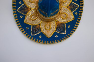 Mavi Meksika kadife sombrero, beyaz izole