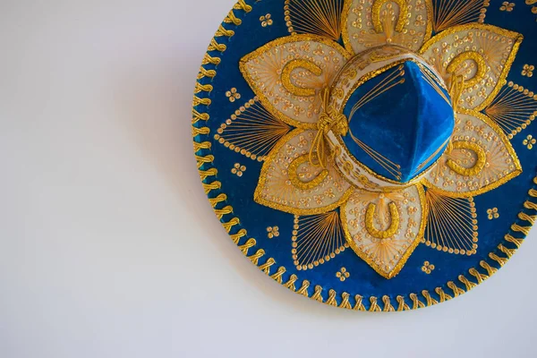 Sombrero de veludo mexicano azul, isolado sobre branco — Fotografia de Stock