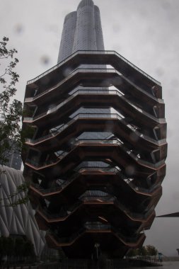 Manhattan, New York, ABD-12 Haziran 2019. çağdaş mimari ofis binaları ve yağmurlu bir günde New York gemisi. Seçilen odak