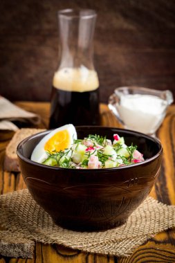 Geleneksel Rus soğuk çorbası kvass, okroshka jambon ve sebze, yiyecek.