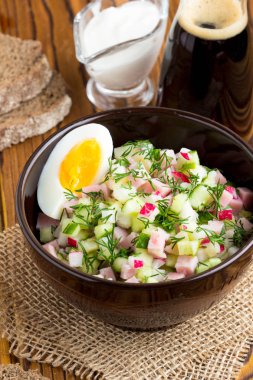 Geleneksel Rus soğuk çorbası kvass, okroshka jambon ve sebze, yiyecek.