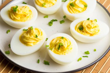 Yumurta dolması, sarı saç köpüğü, şarap Aperatif, tatil partisi