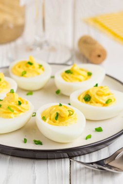 Yumurta dolması, sarı saç köpüğü, şarap Aperatif, tatil partisi