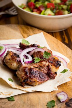 Kebap, et, sığır eti, domuz etinin soğan ve salata ile ince Pide parçaları