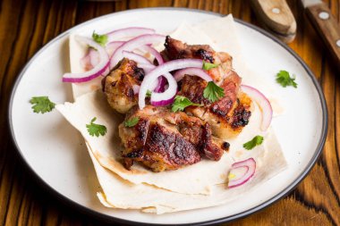 Kebap, et, sığır eti, domuz etinin soğan ve salata ile ince Pide parçaları