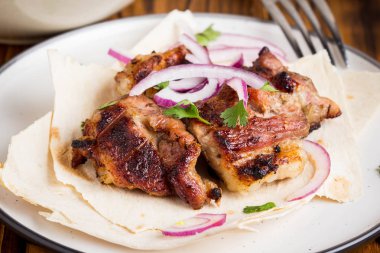 Kebap, et, sığır eti, domuz etinin soğan ve salata ile ince Pide parçaları