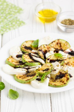 Mozzarella peyniri, hafif yaz aperatif ile kızarmış kabak dilim salata