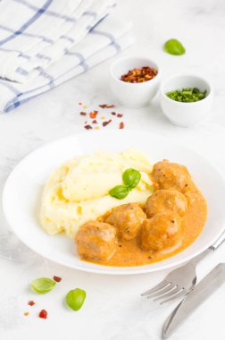 Köfte patates püresi, kremalı domates sosu, klasik lezzetli yemekleri ile