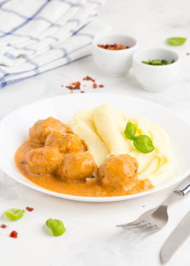 Köfte patates püresi, kremalı domates sosu, klasik lezzetli yemekleri ile