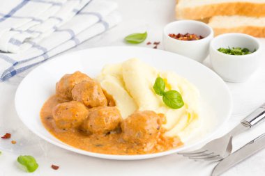 Köfte patates püresi, kremalı domates sosu, klasik lezzetli yemekleri ile