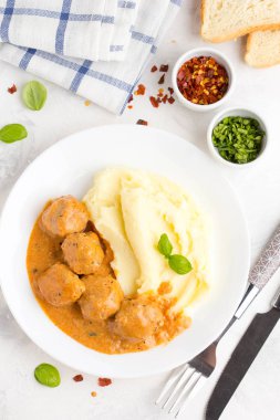 Köfte patates püresi, kremalı domates sosu, klasik lezzetli yemekleri ile