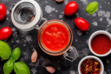 Kırmızı domates soslu makarna, pizza, İtalyan klasik gıda