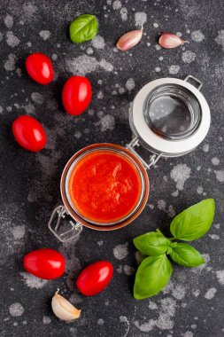 Kırmızı domates soslu makarna, pizza, İtalyan klasik gıda