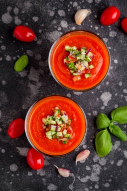 Soğuk İtalyan kırmızı Domates gazpacho çorbası cam ile salatalık, soğan, fesleğen