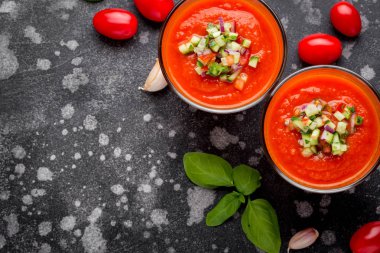 Soğuk İtalyan kırmızı Domates gazpacho çorbası cam ile salatalık, soğan, fesleğen