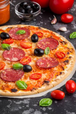 İtalyan pizza domates sosu, salam, peynir, zeytin ve fesleğen ile ince hamur üzerinde