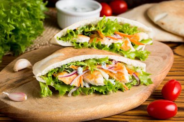Pide tavuk, sebze ve sos, lezzetli yemek, fast food, rulo dolması