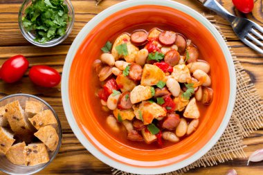 Güveç Tavuk, sosis, fasulye, domates, ev yapımı sonbahar çanak ile