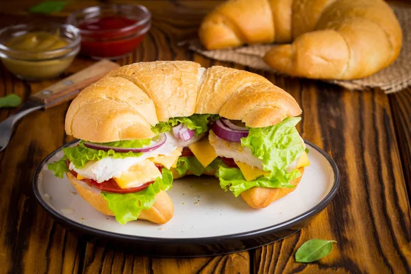 Sandwich Croissant Poulet Légumes Fromage Tomate Oignon Délicieux Déjeuner Santé — Photo