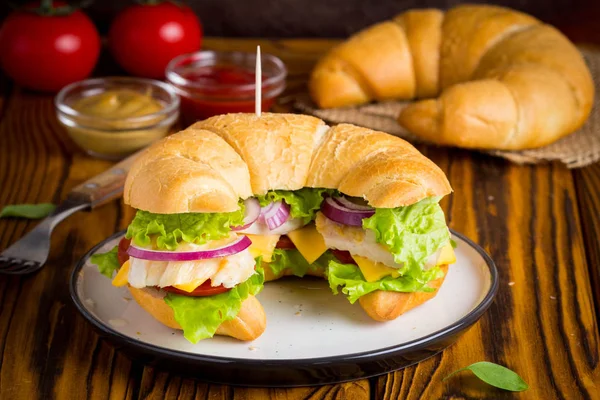 Croissant Sandwich Chicken Vegetables Cheese Tomato Onion Delicious Healthy Lunch — Stock Photo, Image