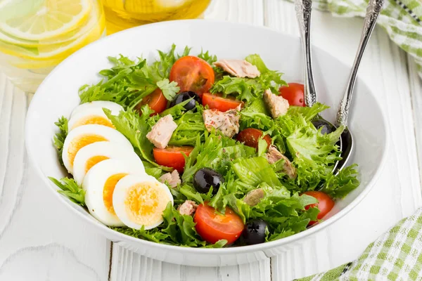 Salat Mit Thunfisch Kirschtomaten Oliven — Stockfoto