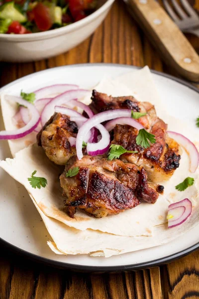 Kebap, et, sığır eti, domuz etinin soğan ve salata ile ince Pide parçaları