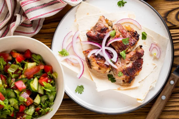 Kebab Stukjes Vlees Rundvlees Varkensvlees Dunne Pita Met Salade — Stockfoto