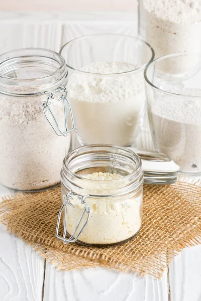 ガラスの瓶 トウモロコシ ライ麦 オート麦 スペルト小麦 亜麻で異なる小麦粉 — ストック写真