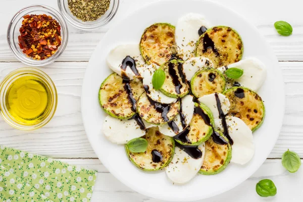 Rebanadas Ensalada Calabacín Frito Con Mozzarella Aperitivo Ligero Verano —  Fotos de Stock