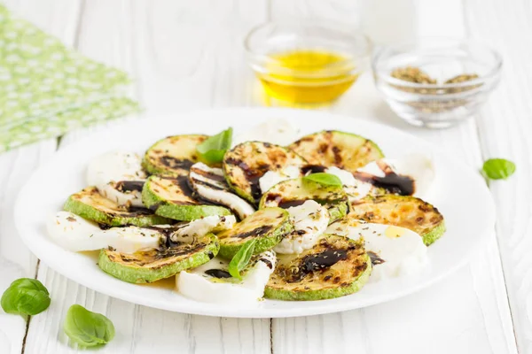 Salade Van Gebakken Courgette Met Mozzarella Lichte Zomer Snack Segmenten — Stockfoto