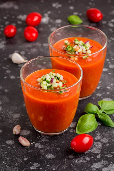 Italienska Röda Tomat Kall Gazpacho Soppa Glas Med Gurka Lök — Stockfoto