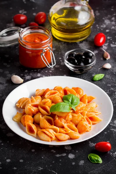 Massa Casca Italiana Com Molho Tomate Azeitonas Manjericão Comida Clássica — Fotografia de Stock