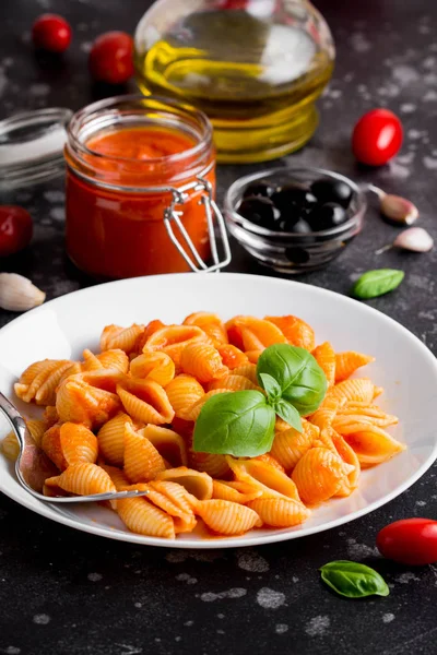 Italiaanse Shell Pasta Met Tomatensaus Olijven Basilicum Klassieke Voedsel — Stockfoto