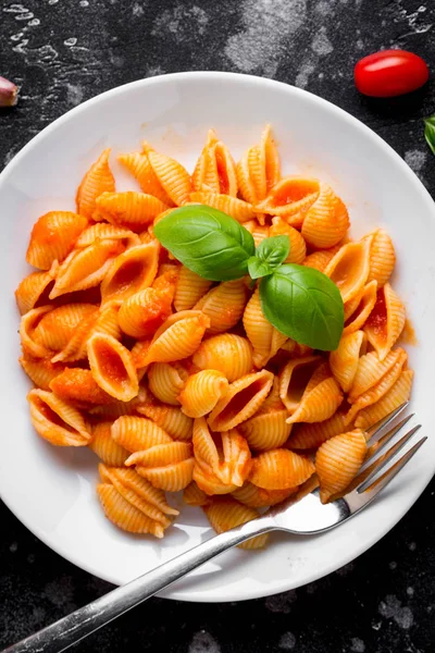 Italiaanse Shell Pasta Met Tomatensaus Olijven Basilicum Klassieke Voedsel — Stockfoto