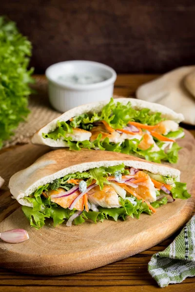 Pita Con Pollo Verdure Salsa Delizioso Pranzo Fast Food Involtino — Foto Stock