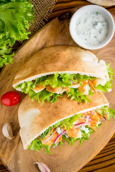 Fladenbrot Mit Huhn Gemüse Und Soße Leckeres Mittagessen Fast Food — Stockfoto