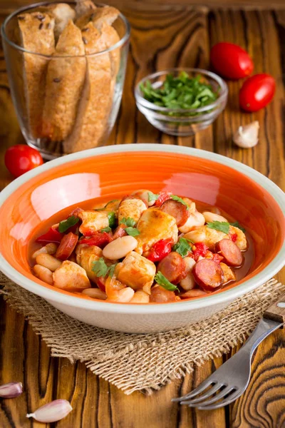 Stufato Con Pollo Salsicce Fagioli Pomodori Piatto Autunnale Fatto Casa — Foto Stock