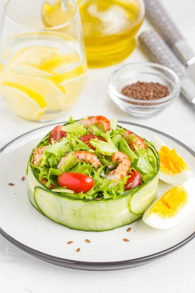 Fresh Salad Crayfish Necks Lettuce Cherry Tomatoes Egg Ring Cucumbers — Stock Photo, Image