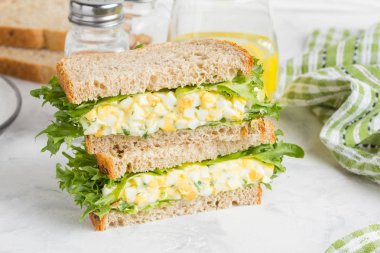 Yumurta salatalı sandviç, Yeşiller, marul, lezzetli sağlıklı kahvaltı