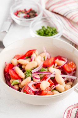 Beyaz fasulye, domates, kırmızı soğan, yeşil kişniş, maydanoz, diyet yemek ile salata