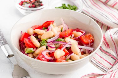 Beyaz fasulye, domates, kırmızı soğan, yeşil kişniş, maydanoz, diyet yemek ile salata