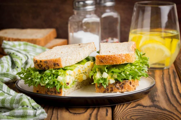 Ägg Sallad Smörgås Gröna Sallad Läcker Och Hälsosam Frukost — Stockfoto