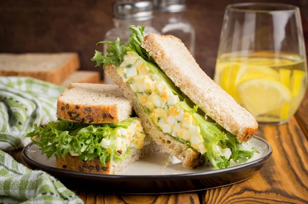 Ägg Sallad Smörgås Gröna Sallad Läcker Och Hälsosam Frukost — Stockfoto