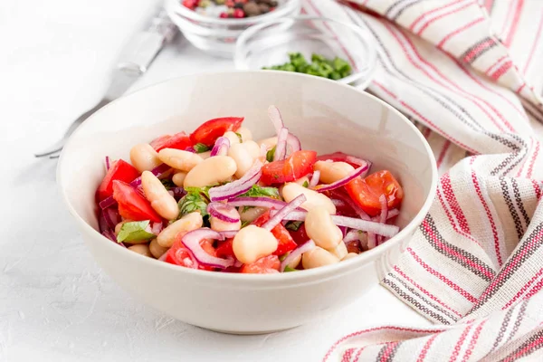 Salada Com Feijão Branco Tomate Cebola Vermelha Coentro Verde Salsa — Fotografia de Stock